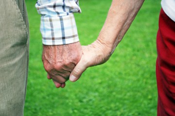 Altes Ehepaar geht Hand in Hand