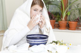 Eine junge Frau kämpft mit ihrer Allergie