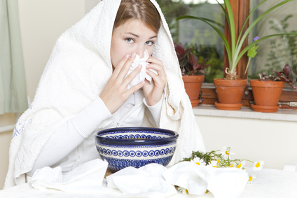 Eine junge Frau kämpft mit ihrer Allergie